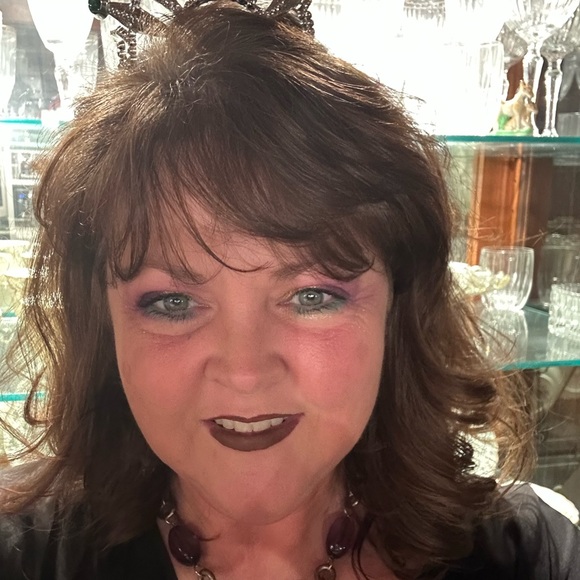 Meet your Posher, Jenny - Picture 2 of 2